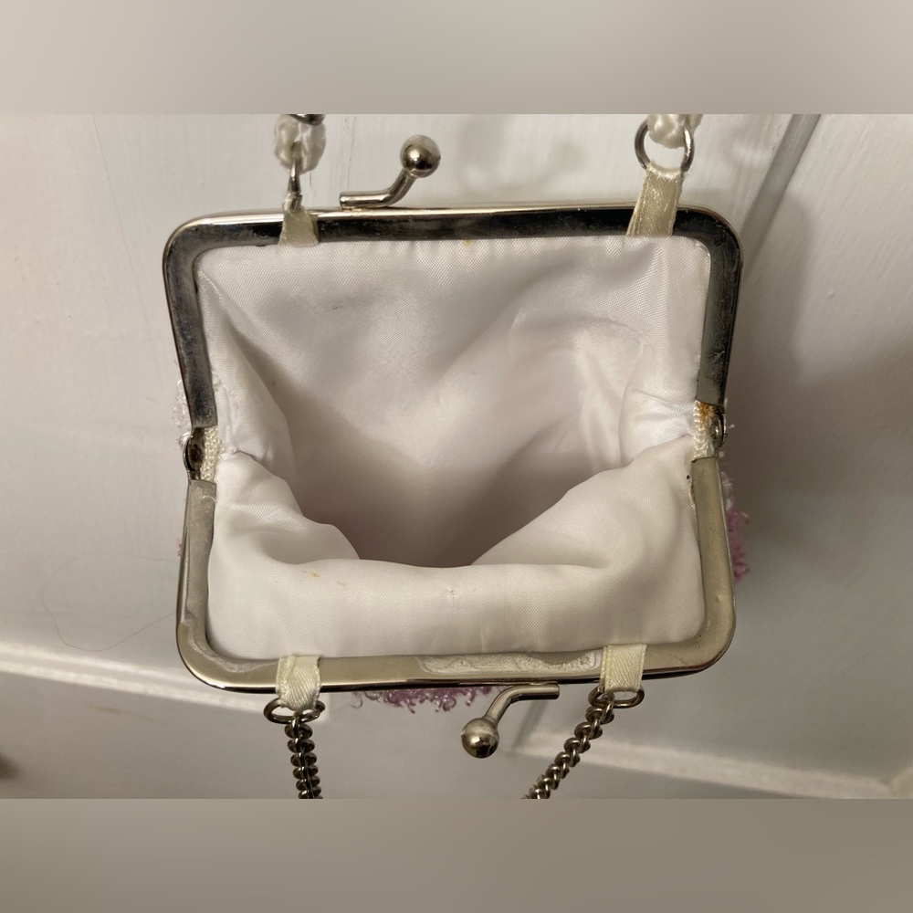 Adorable snowman purse, crossbody and wrist strap.  Snap closure - Picture 3 of 3